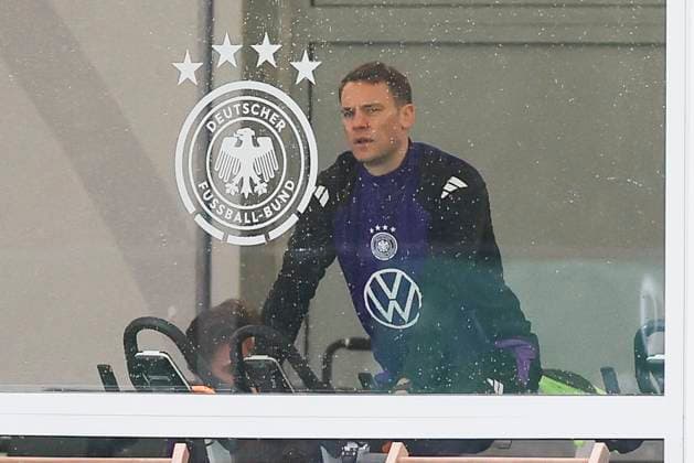 Torhueter Manuel Neuer sitzt im Fitnesszelt auf dem Fahrrad, Training Tag 3, Trainingslager der deutschen Natiionalmannschaft, Spa- und GolfResort Weimarer Land, 29.05.2024, Blankenhain, Deutschland.