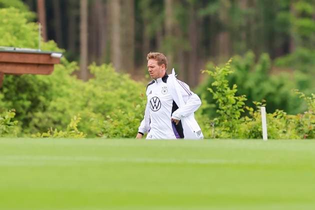 Bundestrainer Julian Nagelsmann laeuft ueber den Trainingsplatz, Training Tag 3, Trainingslager der deutschen Natiionalmannschaft, Spa- und GolfResort Weimarer Land, 29.05.2024, Blankenhain, Deutschland.