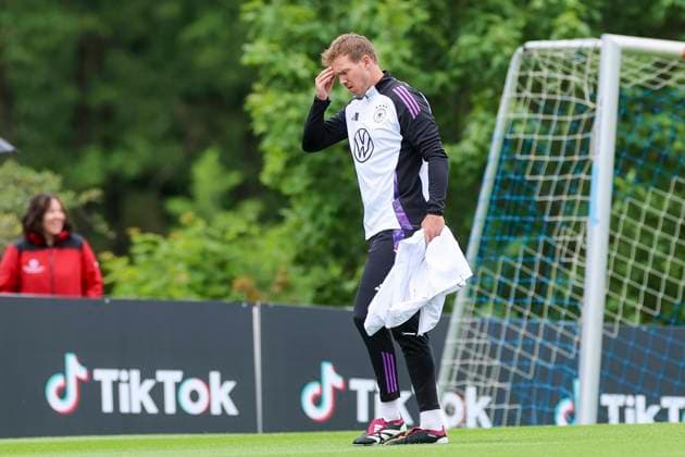 Bundestrainer Julian Nagelsmann laeuft ueber den Trainingsplatz, Training Tag 3, Trainingslager der deutschen Natiionalmannschaft, Spa- und GolfResort Weimarer Land, 29.05.2024, Blankenhain, Deutschland.