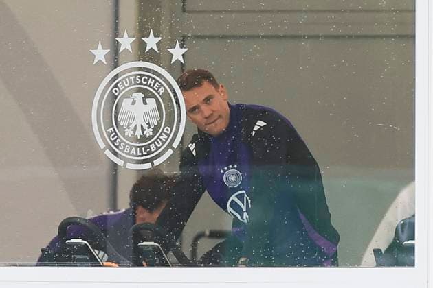 Torhueter Manuel Neuer sitzt im Fitnesszelt auf dem Fahrrad, Training Tag 3, Trainingslager der deutschen Natiionalmannschaft, Spa- und GolfResort Weimarer Land, 29.05.2024, Blankenhain, Deutschland.