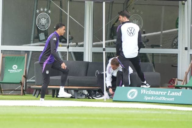 Jamal Musiala (Deutschland Germany) mit Bundestrainer Julian Nagelsmann (Deutschland Germany) - Blankenhain 29.05.2024: Trainingslager der Deutschen Nationalmannschaft zur EM-Vorbereitung, Golf Resort Weimarer Land