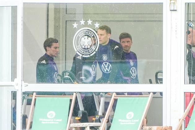 Torwart Goalie Manuel Neuer (Deutschland Germany) trainiert auf dem Ergometer im Fitnesszelt an seinem ersten Tag im Trainingslager, dahinter Thomas Müller (Deutschland Germany), Brajan Gruda (Deutschland Germany) - Blankenhain 29.05.2024: Trainingslager der Deutschen Nationalmannschaft zur EM-Vorbereitung, Golf Resort Weimarer Land