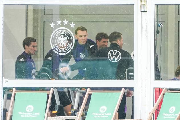 Torwart Goalie Manuel Neuer (Deutschland Germany) trainiert auf dem Ergometer im Fitnesszelt an seinem ersten Tag im Trainingslager, dahinter Thomas Müller (Deutschland Germany), Brajan Gruda (Deutschland Germany) - Blankenhain 29.05.2024: Trainingslager der Deutschen Nationalmannschaft zur EM-Vorbereitung, Golf Resort Weimarer Land