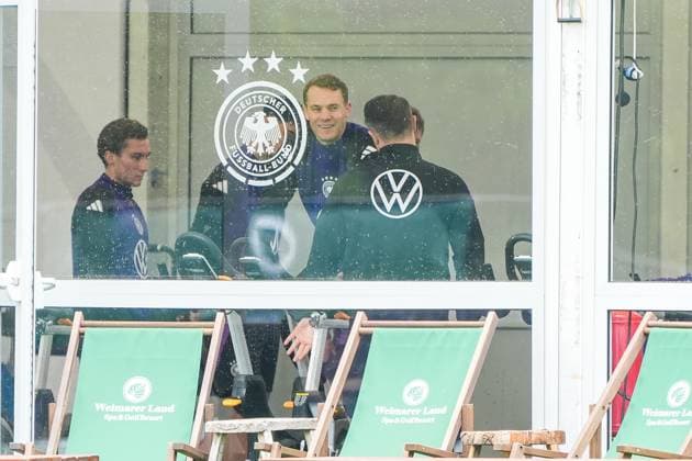 Torwart Goalie Manuel Neuer (Deutschland Germany) trainiert auf dem Ergometer im Fitnesszelt an seinem ersten Tag im Trainingslager, dahinter Thomas Müller (Deutschland Germany), Brajan Gruda (Deutschland Germany) - Blankenhain 29.05.2024: Trainingslager der Deutschen Nationalmannschaft zur EM-Vorbereitung, Golf Resort Weimarer Land