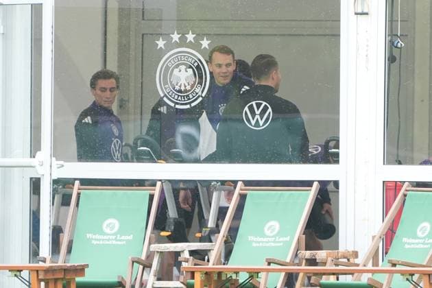 Torwart Goalie Manuel Neuer (Deutschland Germany) trainiert auf dem Ergometer im Fitnesszelt an seinem ersten Tag im Trainingslager, dahinter Thomas Müller (Deutschland Germany), Brajan Gruda (Deutschland Germany) - Blankenhain 29.05.2024: Trainingslager der Deutschen Nationalmannschaft zur EM-Vorbereitung, Golf Resort Weimarer Land