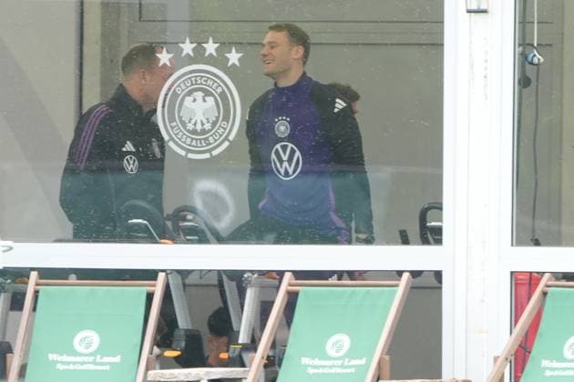 Torwart Goalie Manuel Neuer (Deutschland Germany) trainiert auf dem Ergometer im Fitnesszelt an seinem ersten Tag im Trainingslager, dahinter Thomas Müller (Deutschland Germany), Brajan Gruda (Deutschland Germany) - Blankenhain 29.05.2024: Trainingslager der Deutschen Nationalmannschaft zur EM-Vorbereitung, Golf Resort Weimarer Land