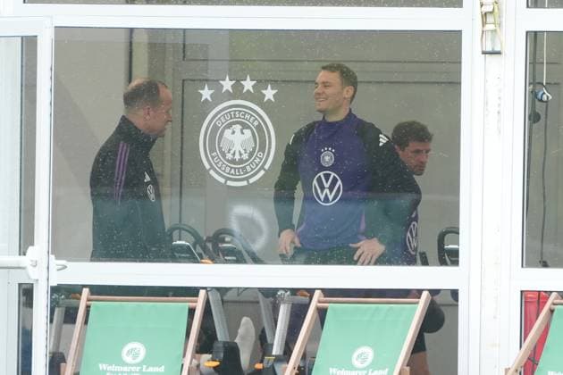Torwart Goalie Manuel Neuer (Deutschland Germany) trainiert auf dem Ergometer im Fitnesszelt an seinem ersten Tag im Trainingslager, dahinter Thomas Müller (Deutschland Germany), Brajan Gruda (Deutschland Germany) - Blankenhain 29.05.2024: Trainingslager der Deutschen Nationalmannschaft zur EM-Vorbereitung, Golf Resort Weimarer Land