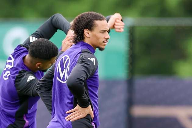 Leroy Sane schaut, Training Tag 3, Trainingslager der deutschen Natiionalmannschaft, Spa- und GolfResort Weimarer Land, 29.05.2024, Blankenhain, Deutschland.