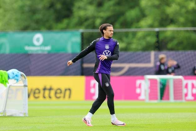 Leroy Sane waermt sich auf, Training Tag 3, Trainingslager der deutschen Natiionalmannschaft, Spa- und GolfResort Weimarer Land, 29.05.2024, Blankenhain, Deutschland.
