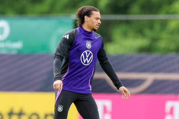 Leroy Sane waermt sich auf, Training Tag 3, Trainingslager der deutschen Natiionalmannschaft, Spa- und GolfResort Weimarer Land, 29.05.2024, Blankenhain, Deutschland.