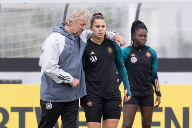 Sport Themen der Woche KW22 Sport Bilder des Tages Training und PK der Fußball-Nationalmannschaft der Frauen Vor Trainingsbeginn führt Bundestrainer Horst Hrubesch ein Gespräch mit Lena Oberdorf. Training und Pressekonferenz der Fußball-Nationalmannschaft der Frauen auf dem DFB-Campus in Frankfurt am Main am 29. Mai 2024., Frankfurt am Main Hessen Deutschland DFB-Campus *** Training and press conference of the national womens soccer team Before the start of training, national coach Horst Hrubesch talks to Lena Oberdorf Training and press conference of the national womens soccer team at the DFB Campus in Frankfurt am Main on May 29, 2024 , Frankfurt am Main Hessen Germany DFB Campus