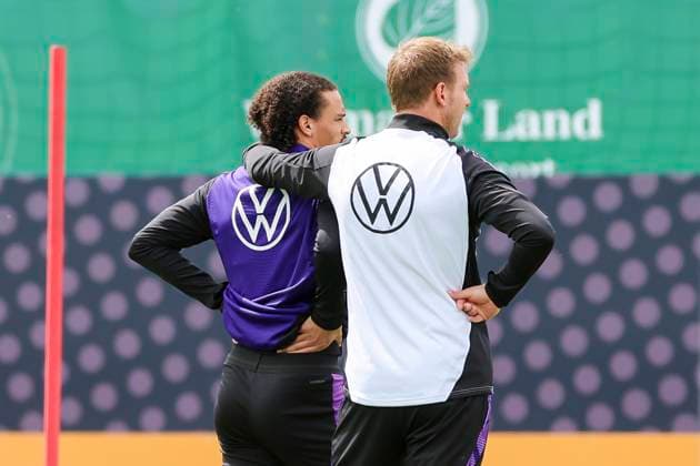 Leroy Sane und Bundestrainer Julian Nagelsmann unterhalten sich, Training Tag 3, Trainingslager der deutschen Natiionalmannschaft, Spa- und GolfResort Weimarer Land, 29.05.2024, Blankenhain, Deutschland.
