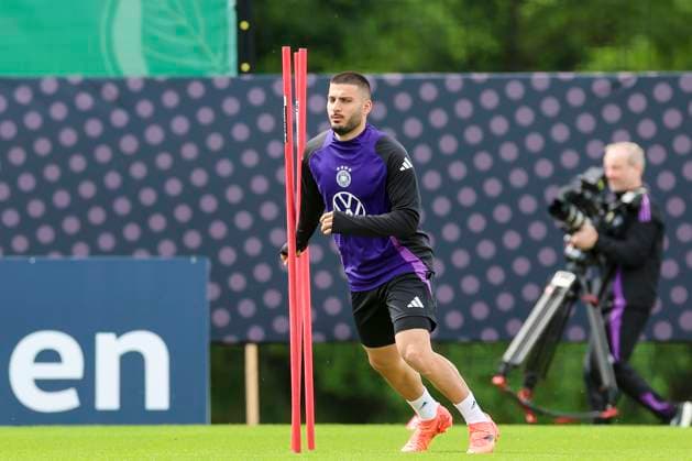 Deniz Undav waermt sich auf, Training Tag 3, Trainingslager der deutschen Natiionalmannschaft, Spa- und GolfResort Weimarer Land, 29.05.2024, Blankenhain, Deutschland.