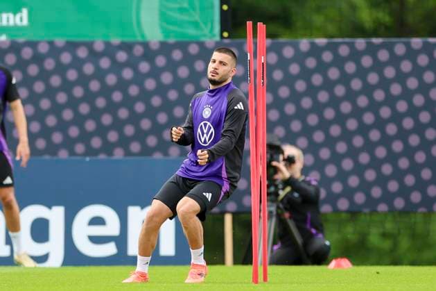 Deniz Undav waermt sich auf, Training Tag 3, Trainingslager der deutschen Natiionalmannschaft, Spa- und GolfResort Weimarer Land, 29.05.2024, Blankenhain, Deutschland.