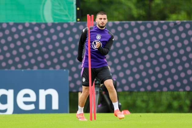 Deniz Undav waermt sich auf, Training Tag 3, Trainingslager der deutschen Natiionalmannschaft, Spa- und GolfResort Weimarer Land, 29.05.2024, Blankenhain, Deutschland.