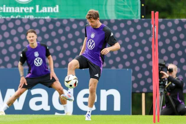 Thomas Mueller kontrolliert den Ball, Training Tag 3, Trainingslager der deutschen Natiionalmannschaft, Spa- und GolfResort Weimarer Land, 29.05.2024, Blankenhain, Deutschland.
