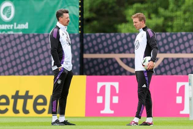 Co-Trainer Sandro Wagner und Bundestrainer Julian Nagelsmann unterhalten sich, Training Tag 3, Trainingslager der deutschen Natiionalmannschaft, Spa- und GolfResort Weimarer Land, 29.05.2024, Blankenhain, Deutschland.
