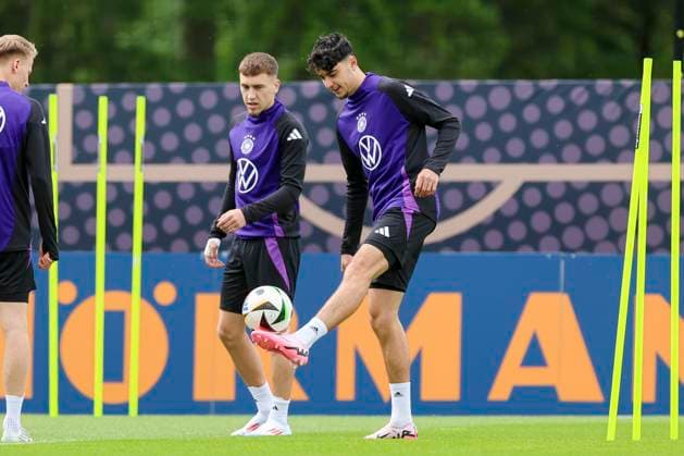 Aleksandar Pavlovic kontrolliert den Ball, Training Tag 3, Trainingslager der deutschen Natiionalmannschaft, Spa- und GolfResort Weimarer Land, 29.05.2024, Blankenhain, Deutschland.