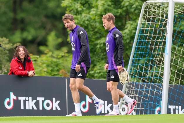 Thomas Mueller und Joshua Kimmich haben Spass, Training Tag 3, Trainingslager der deutschen Natiionalmannschaft, Spa- und GolfResort Weimarer Land, 29.05.2024, Blankenhain, Deutschland.
