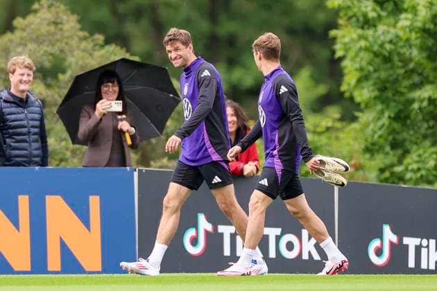 Thomas Mueller und Joshua Kimmich haben Spass, Training Tag 3, Trainingslager der deutschen Natiionalmannschaft, Spa- und GolfResort Weimarer Land, 29.05.2024, Blankenhain, Deutschland.