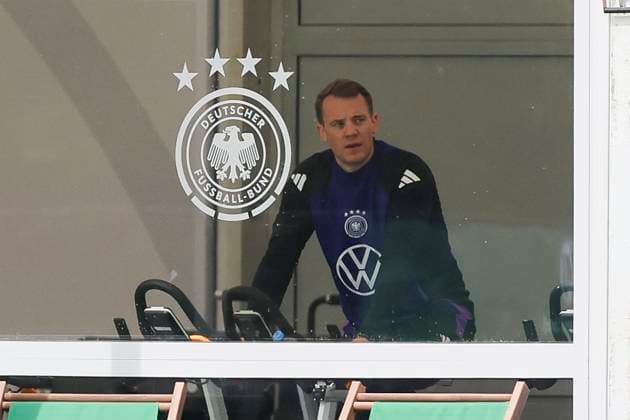 Torhueter Manuel Neuer sitzt im Fitnesszelt auf dem Fahrrad, Training Tag 3, Trainingslager der deutschen Natiionalmannschaft, Spa- und GolfResort Weimarer Land, 29.05.2024, Blankenhain, Deutschland.