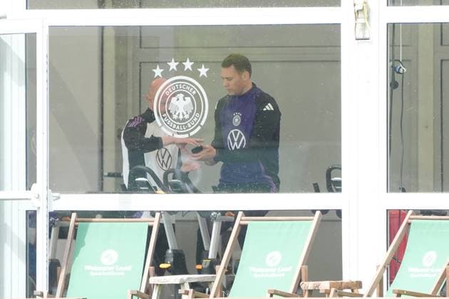 Torwart Goalie Manuel Neuer (Deutschland Germany) trainiert auf dem Ergometer im Fitnesszelt an seinem ersten Tag im Trainingslager und prüft mit dem Handy und dem Trainer seine Fitnesswerte - Blankenhain 29.05.2024: Trainingslager der Deutschen Nationalmannschaft zur EM-Vorbereitung, Golf Resort Weimarer Land