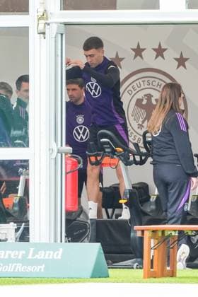 Brajan Gruda (Deutschland Germany) im Zelt an den Gummibändern - Blankenhain 29.05.2024: Trainingslager der Deutschen Nationalmannschaft zur EM-Vorbereitung, Golf Resort Weimarer Land
