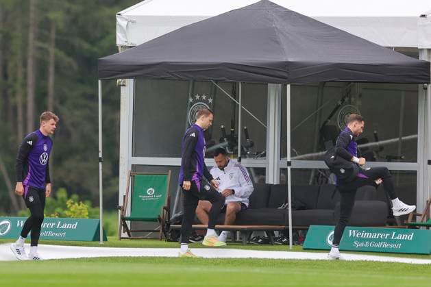 Torhueter Alexander Nuebel, Torhueter Manuel Neuer und Torhueter Oliver Baumann gehen in das Fitnesszelt, Training Tag 3, Trainingslager der deutschen Natiionalmannschaft, Spa- und GolfResort Weimarer Land, 29.05.2024, Blankenhain, Deutschland.