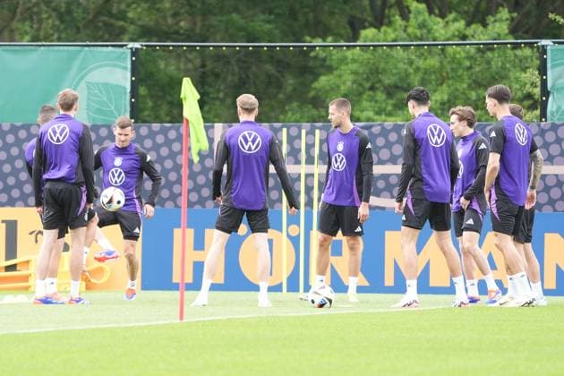 Mannschaft macht sich warm - Blankenhain 29.05.2024: Trainingslager der Deutschen Nationalmannschaft zur EM-Vorbereitung, Golf Resort Weimarer Land