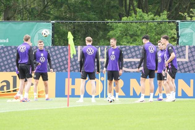 Mannschaft macht sich warm - Blankenhain 29.05.2024: Trainingslager der Deutschen Nationalmannschaft zur EM-Vorbereitung, Golf Resort Weimarer Land