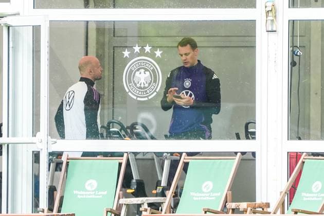 Torwart Goalie Manuel Neuer (Deutschland Germany) trainiert auf dem Ergometer im Fitnesszelt an seinem ersten Tag im Trainingslager und prüft mit dem Handy und dem Trainer seine Fitnesswerte - Blankenhain 29.05.2024: Trainingslager der Deutschen Nationalmannschaft zur EM-Vorbereitung, Golf Resort Weimarer Land
