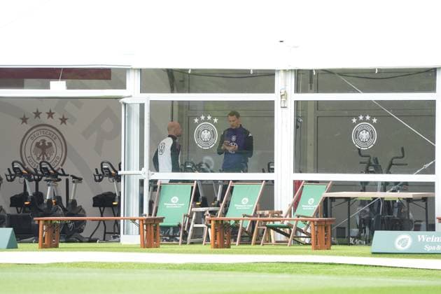 Torwart Goalie Manuel Neuer (Deutschland Germany) trainiert auf dem Ergometer im Fitnesszelt an seinem ersten Tag im Trainingslager und prüft mit dem Handy und dem Trainer seine Fitnesswerte - Blankenhain 29.05.2024: Trainingslager der Deutschen Nationalmannschaft zur EM-Vorbereitung, Golf Resort Weimarer Land