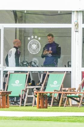 Torwart Goalie Manuel Neuer (Deutschland Germany) trainiert auf dem Ergometer im Fitnesszelt an seinem ersten Tag im Trainingslager und prüft mit dem Handy und dem Trainer seine Fitnesswerte - Blankenhain 29.05.2024: Trainingslager der Deutschen Nationalmannschaft zur EM-Vorbereitung, Golf Resort Weimarer Land