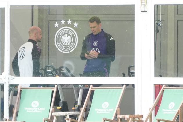 Torwart Goalie Manuel Neuer (Deutschland Germany) trainiert auf dem Ergometer im Fitnesszelt an seinem ersten Tag im Trainingslager und prüft mit dem Handy und dem Trainer seine Fitnesswerte - Blankenhain 29.05.2024: Trainingslager der Deutschen Nationalmannschaft zur EM-Vorbereitung, Golf Resort Weimarer Land