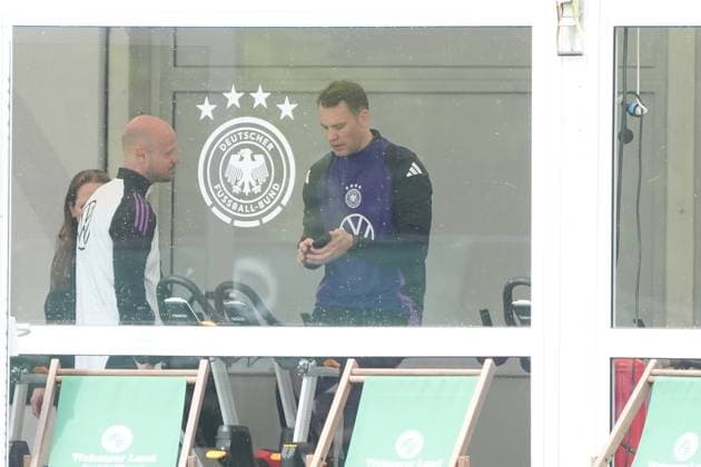 Torwart Goalie Manuel Neuer (Deutschland Germany) trainiert auf dem Ergometer im Fitnesszelt an seinem ersten Tag im Trainingslager und prüft mit dem Handy und dem Trainer seine Fitnesswerte - Blankenhain 29.05.2024: Trainingslager der Deutschen Nationalmannschaft zur EM-Vorbereitung, Golf Resort Weimarer Land