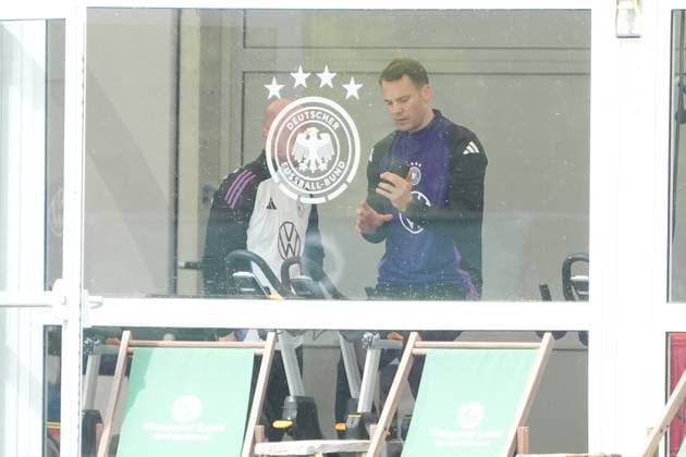 Torwart Goalie Manuel Neuer (Deutschland Germany) trainiert auf dem Ergometer im Fitnesszelt an seinem ersten Tag im Trainingslager und prüft mit dem Handy und dem Trainer seine Fitnesswerte - Blankenhain 29.05.2024: Trainingslager der Deutschen Nationalmannschaft zur EM-Vorbereitung, Golf Resort Weimarer Land