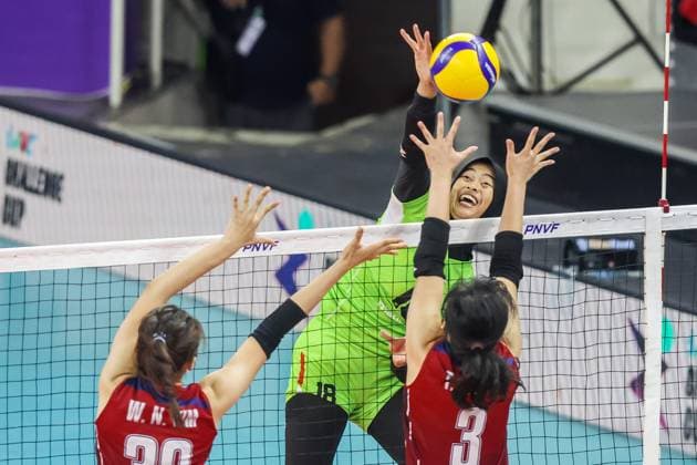 (240529) -- MANILA, May 29, 2024 -- Putri Nur Hidayanti Agustin of Indonesia (Back) spikes the ball during the 7th-8th final match in the Asian Women s Volleyball Challenge Cup 2024 between Indonesia and China s Hong Kong in Manila, the Philippines, on May 29, 2024. ) (SP)THE PHILIPPINES-MANILA-VOLLEYBALL-ASIAN WOMEN S VOLLEYBALL CHALLENGE CUP 2024-HONG KONG VS INDONESIA ROUELLExUMALI 