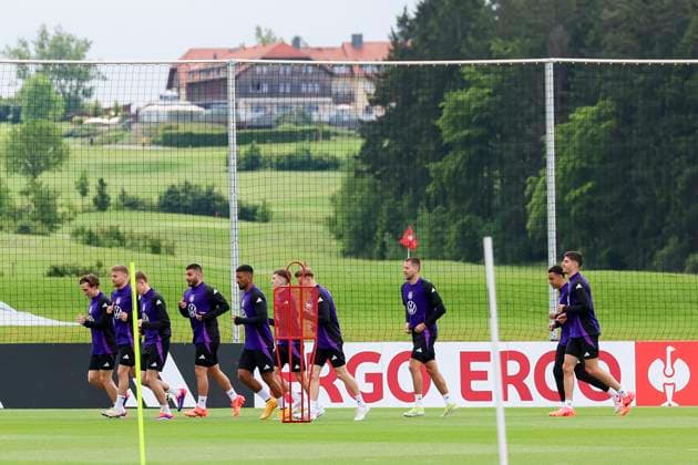 Die deutschen Spieler laufen sich warm. Im Hintergrund ist das Spa- und GolfResort Weimarer Land zu sehen, Training Tag 3, Trainingslager der deutschen Natiionalmannschaft, Spa- und GolfResort Weimarer Land, 29.05.2024, Blankenhain, Deutschland.