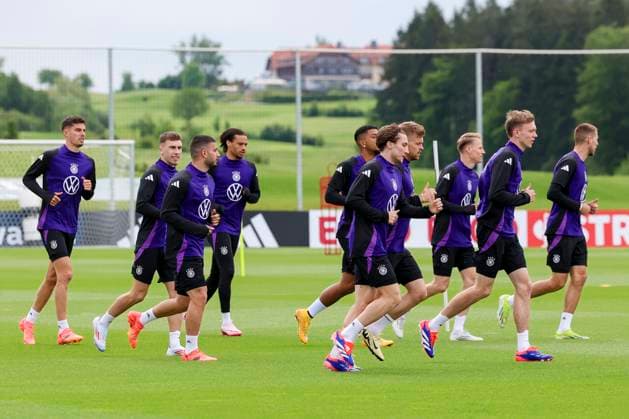 Die deutschen Spieler laufen sich warm. Im Hintergrund ist das Spa- und GolfResort Weimarer Land zu sehen, Training Tag 3, Trainingslager der deutschen Natiionalmannschaft, Spa- und GolfResort Weimarer Land, 29.05.2024, Blankenhain, Deutschland.