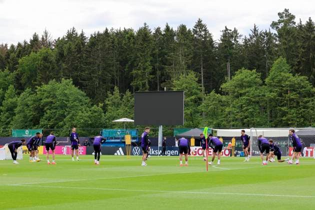 Die deutschen Spieler waermen sich auf. Im Hintergrund ist eine grosse Videoleinwand zu sehen, Training Tag 3, Trainingslager der deutschen Natiionalmannschaft, Spa- und GolfResort Weimarer Land, 29.05.2024, Blankenhain, Deutschland.