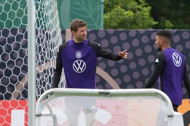 Thomas Müller (Deutschland Germany) scherzt mit Mitspielern - Blankenhain 29.05.2024: Trainingslager der Deutschen Nationalmannschaft zur EM-Vorbereitung, Golf Resort Weimarer Land