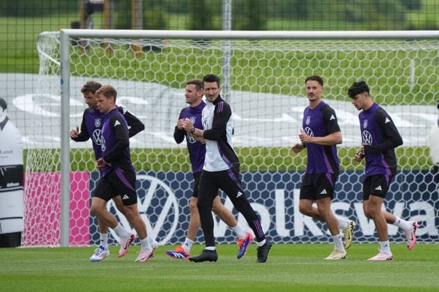 Mannschaft läuft sich warm - Blankenhain 29.05.2024: Trainingslager der Deutschen Nationalmannschaft zur EM-Vorbereitung, Golf Resort Weimarer Land