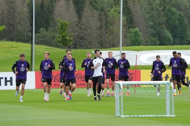 Mannschaft läuft sich warm - Blankenhain 29.05.2024: Trainingslager der Deutschen Nationalmannschaft zur EM-Vorbereitung, Golf Resort Weimarer Land
