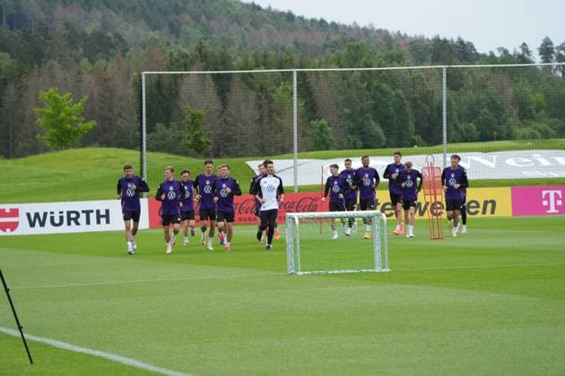 Mannschaft läuft sich warm - Blankenhain 29.05.2024: Trainingslager der Deutschen Nationalmannschaft zur EM-Vorbereitung, Golf Resort Weimarer Land