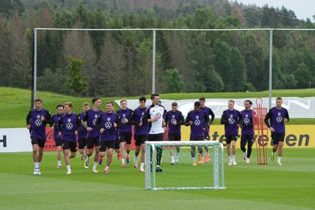 Mannschaft läuft sich warm - Blankenhain 29.05.2024: Trainingslager der Deutschen Nationalmannschaft zur EM-Vorbereitung, Golf Resort Weimarer Land