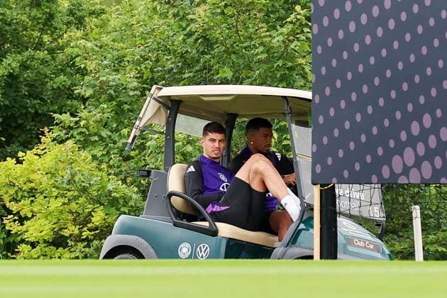Kai Havertz wird mit einem Golfcart zum Trainingsplatz gefahren, Training Tag 3, Trainingslager der deutschen Natiionalmannschaft, Spa- und GolfResort Weimarer Land, 29.05.2024, Blankenhain, Deutschland.