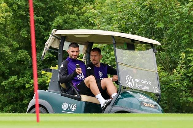 Deniz Undav wird mit einem Golfcart zum Trainingsplatz gefahren, Training Tag 3, Trainingslager der deutschen Natiionalmannschaft, Spa- und GolfResort Weimarer Land, 29.05.2024, Blankenhain, Deutschland.