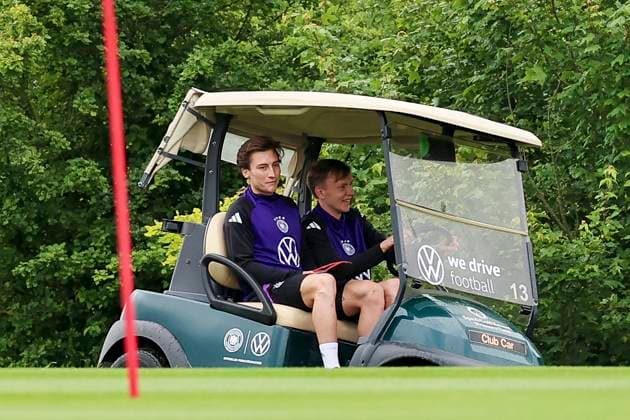 Rocco Reitz wird mit einem Golfcart zum Trainingsplatz gefahren, Training Tag 3, Trainingslager der deutschen Natiionalmannschaft, Spa- und GolfResort Weimarer Land, 29.05.2024, Blankenhain, Deutschland.