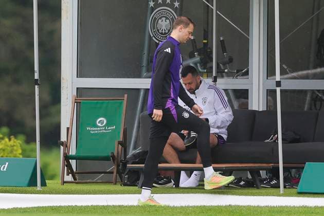 Torhueter Manuel Neuer geht in das Fitnesszelt, Training Tag 3, Trainingslager der deutschen Natiionalmannschaft, Spa- und GolfResort Weimarer Land, 29.05.2024, Blankenhain, Deutschland.