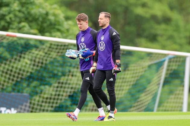 Torhueter Alexander Nuebel und Torhueter Oliver Baumann unterhalten sich, Training Tag 3, Trainingslager der deutschen Natiionalmannschaft, Spa- und GolfResort Weimarer Land, 29.05.2024, Blankenhain, Deutschland.